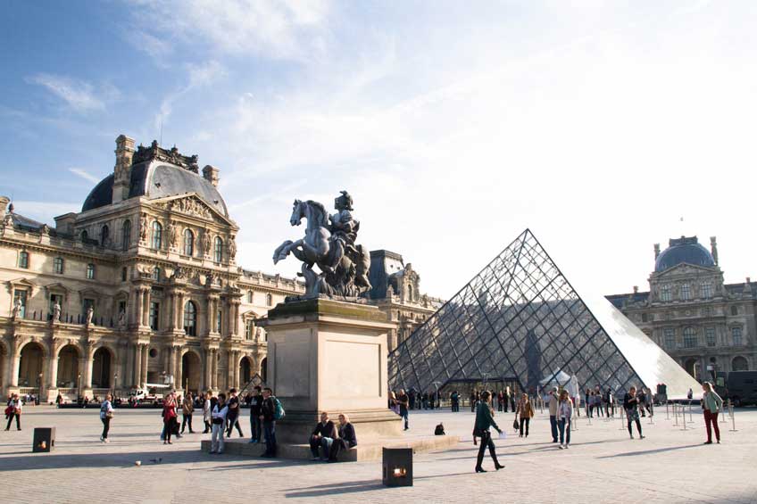 En el Louvre, un hombre armado ataca a militares al grito de “Alá es grande”