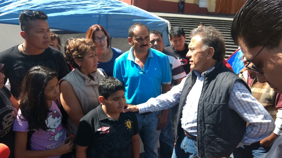 Atiende MAYL a ex trabajadores del SAS en Plaza Lerdo