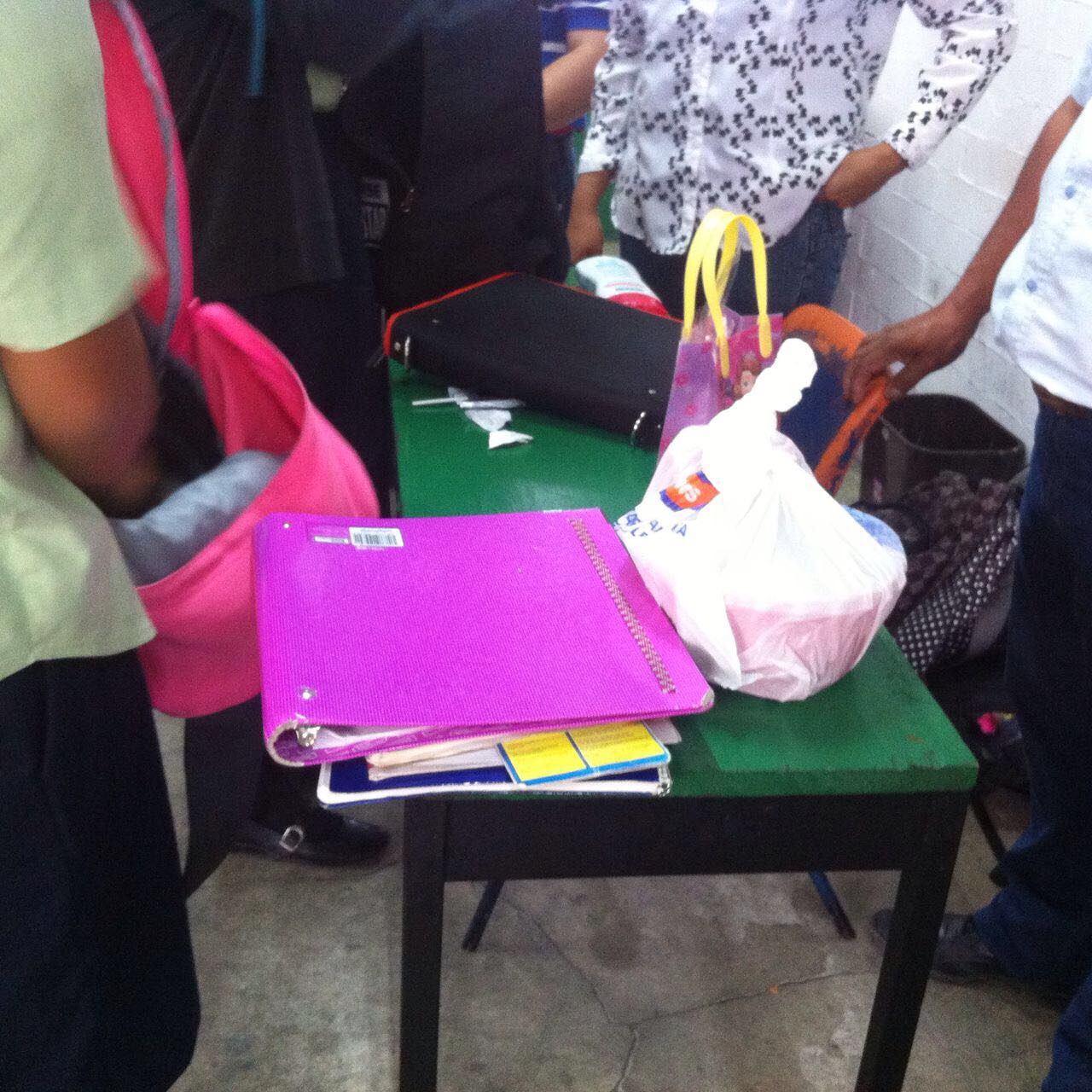 Realizan Operativo Mochila en la telesecundaria de Coatzacoalcos