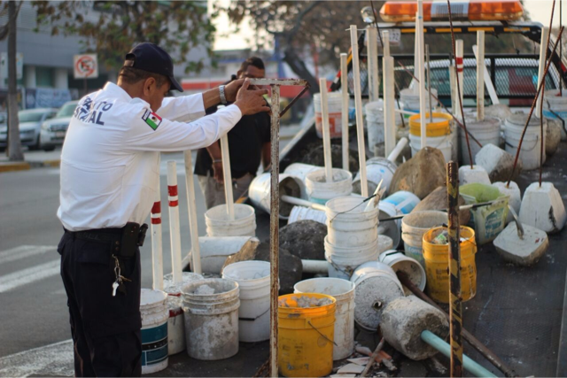 Tránsito de Veracruz retira objetos que servían para apartar lugares