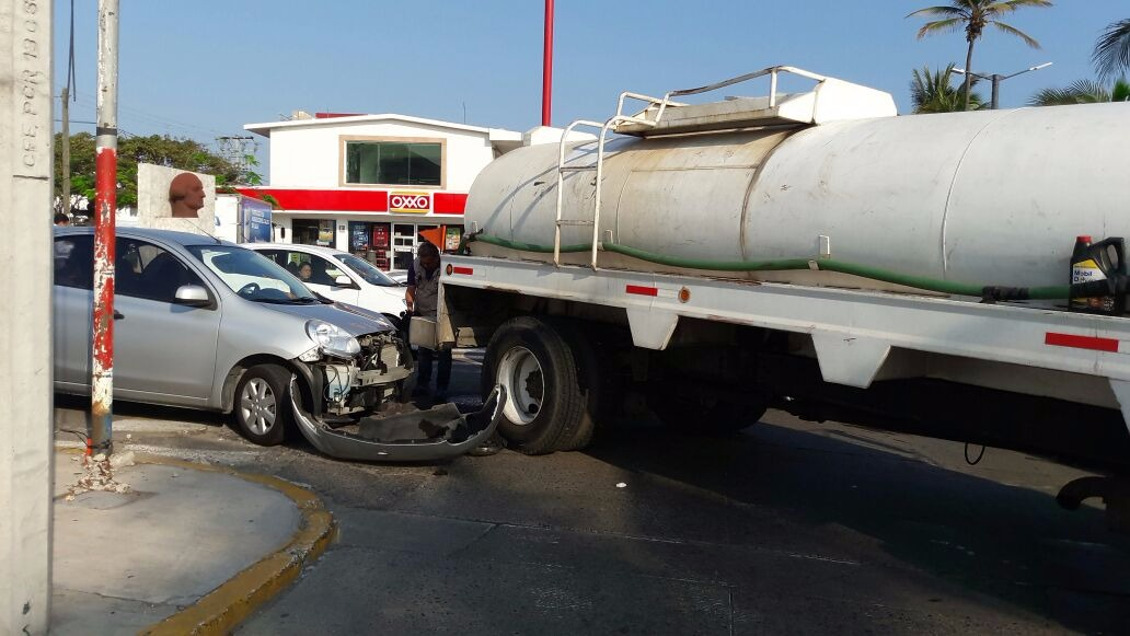 Se registra accidente entre auto y pipa en Veracruz