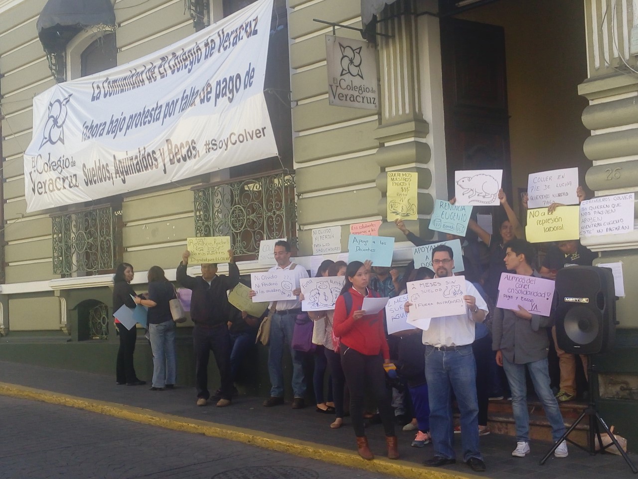En Colver colocan banda rojinegra en señal de protesta por falta de pago