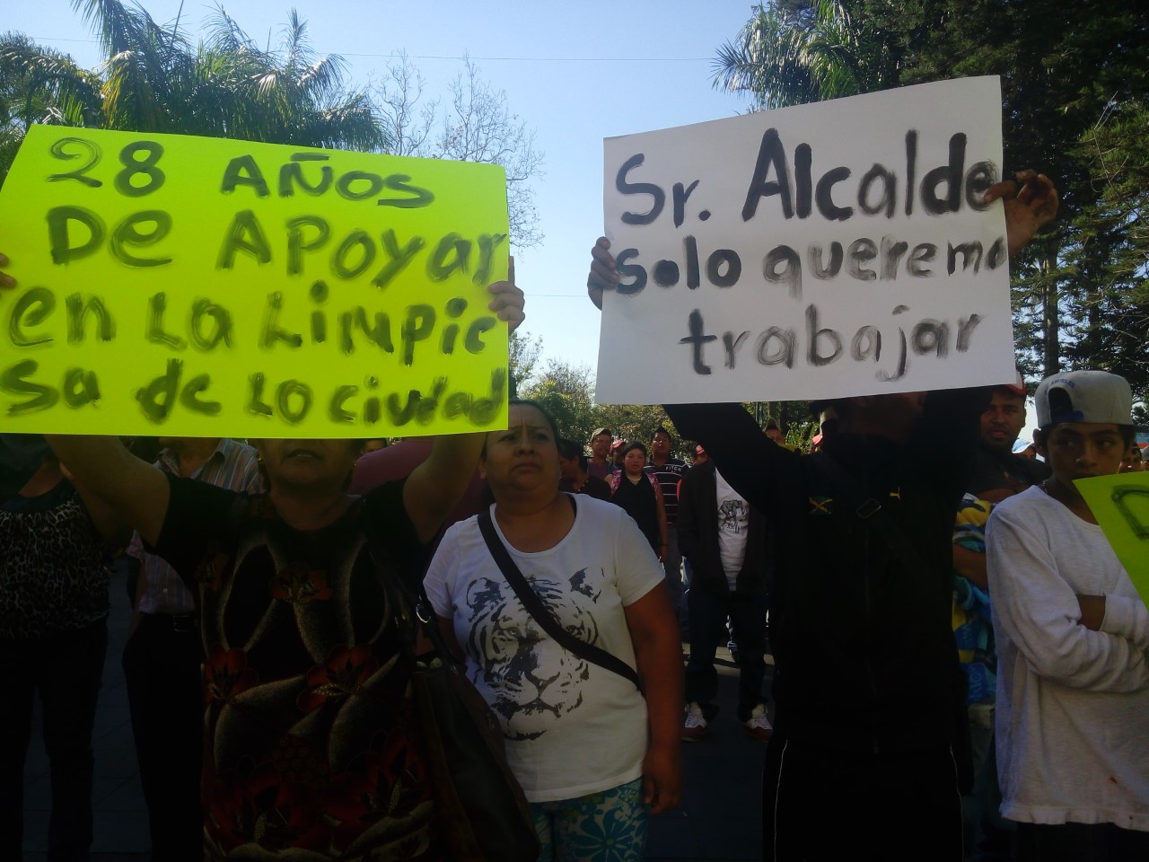 Trabajadores de limpia pública y carretoneros se manifiestan, piden se cumplan acuerdos