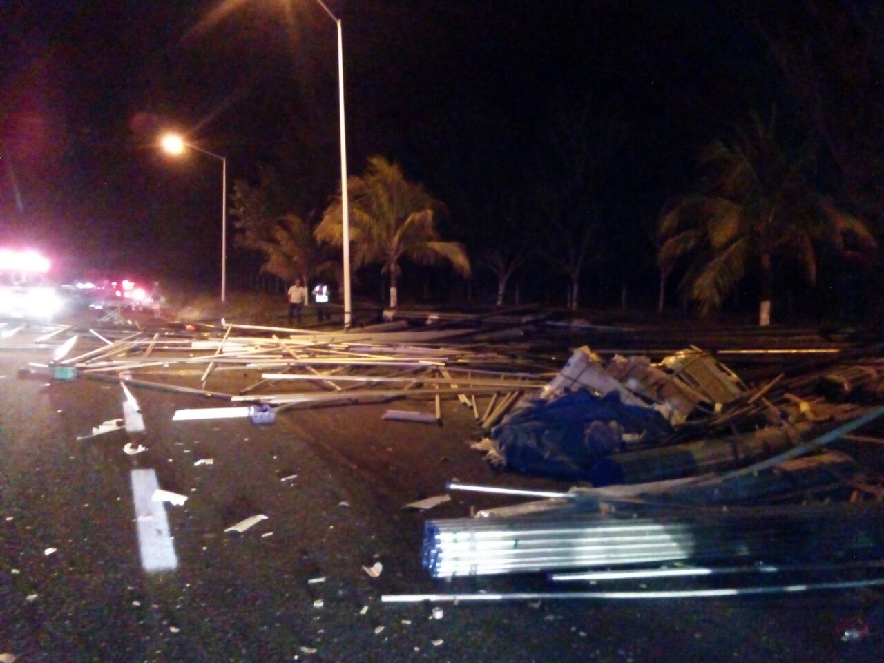 Tráiler se queda sin frenos y arrastra autos en la caseta de Plan del Río