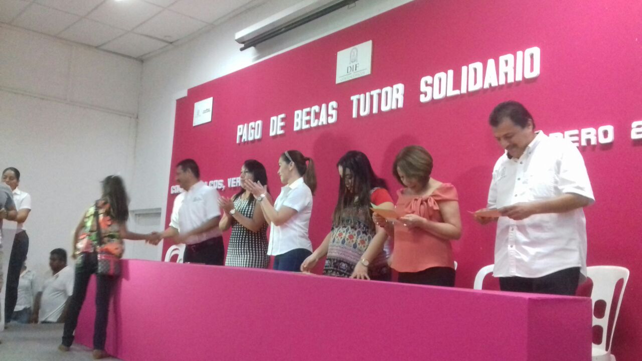 DIF Municipal de Coatzacoalcos entrega beca “Tutor Solidario” a 226 niños