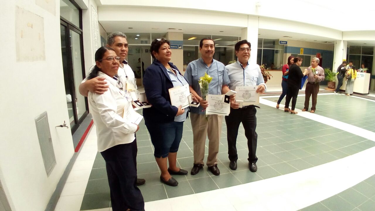 Reconocen a personal por años de servicio en Hospital Regional de Coatzacoalcos