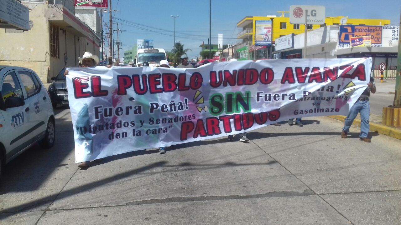 Marchan trabajadores de diferentes dependencias en contra de las reformas estructurales