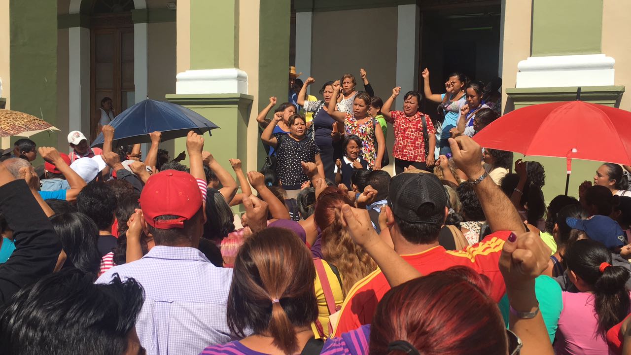 Antorcha Campesina exige concluir aula de jardín de niños, en Córdoba