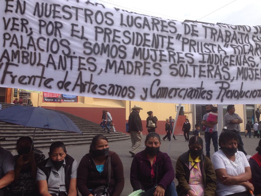 Mujeres indígenas artesanas acusan al alcalde de Coatepec de discriminación