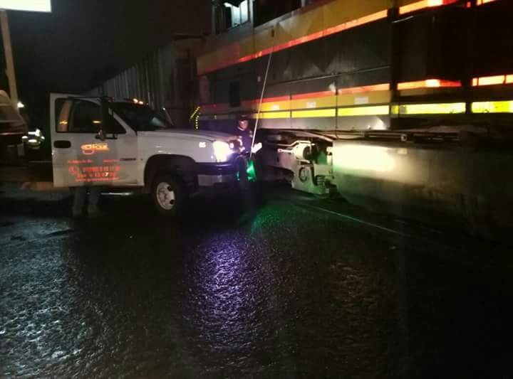 Tren impacta una grúa cerca de la USBI