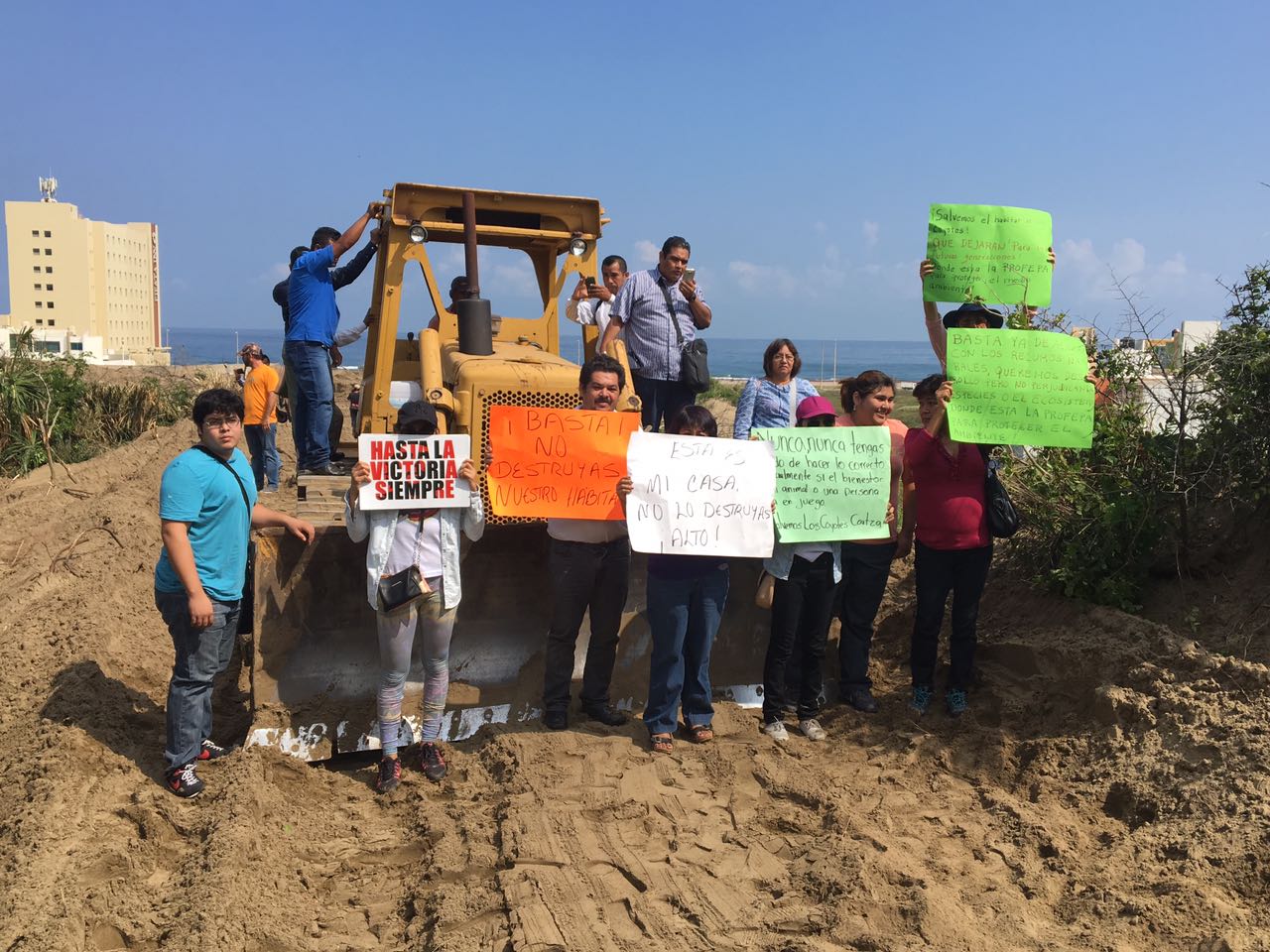 Se manifiestan ambientalistas contra devastación de hábitat de coyotes en Coatzacoalcos