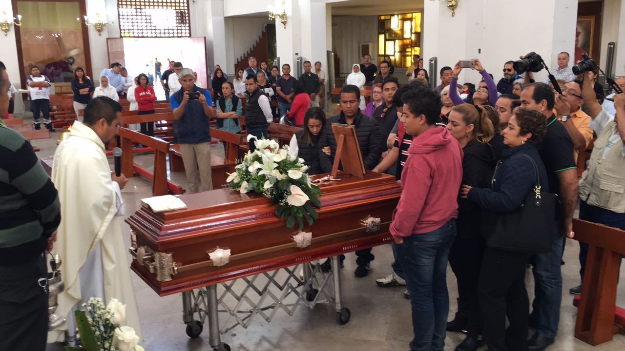 Colegas y amigos dan último adiós al periodista Ricardo Monluí