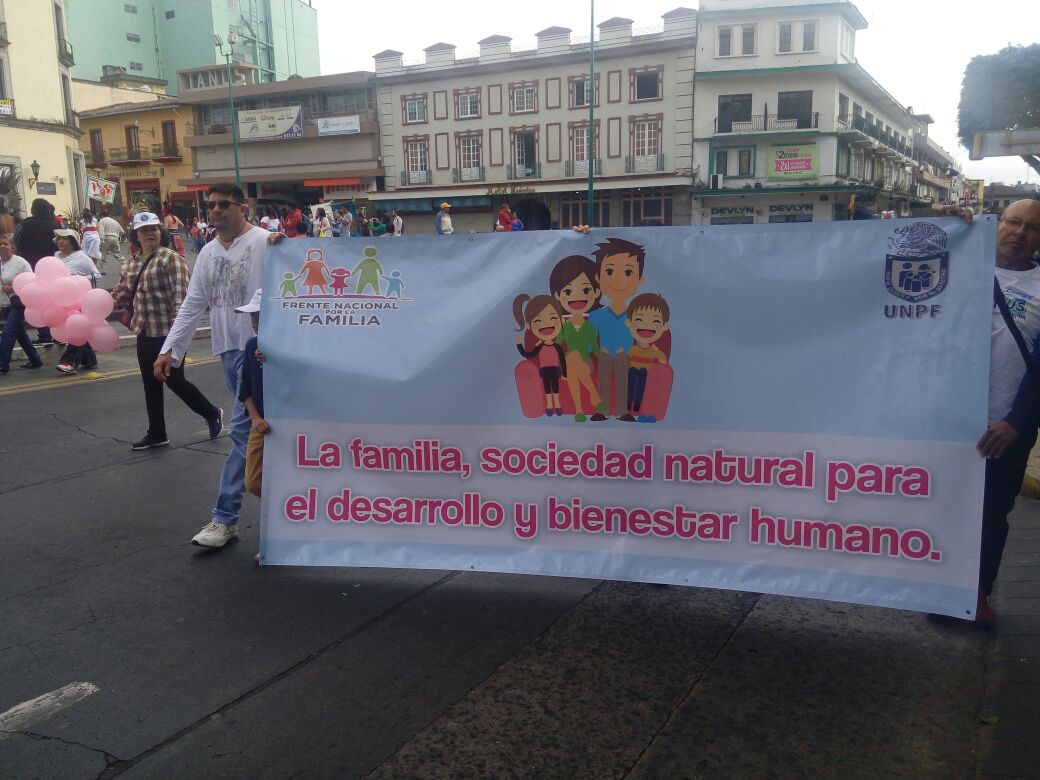 En Xalapa realizan «Caravana por la familia»