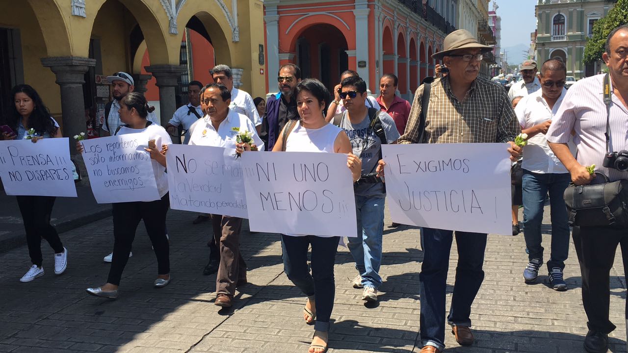 En Córdoba marchan periodistas para exigir un alto a las agresiones contra comunicadores
