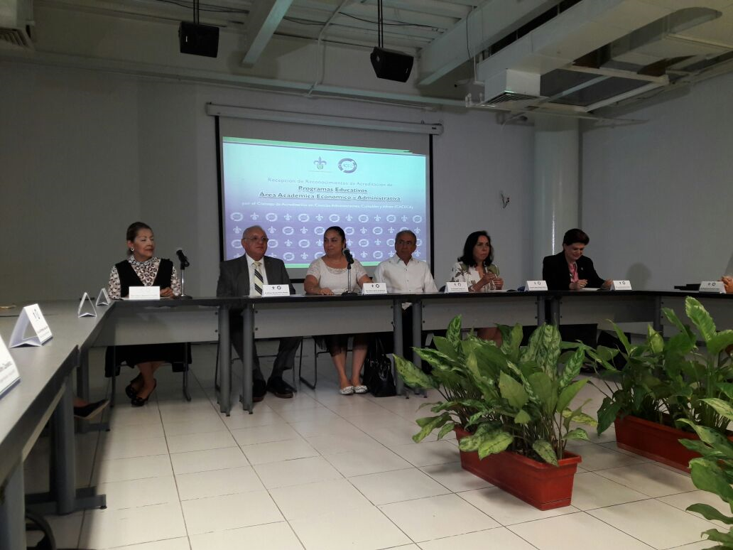 Certifican 10 planes de estudios de la UV