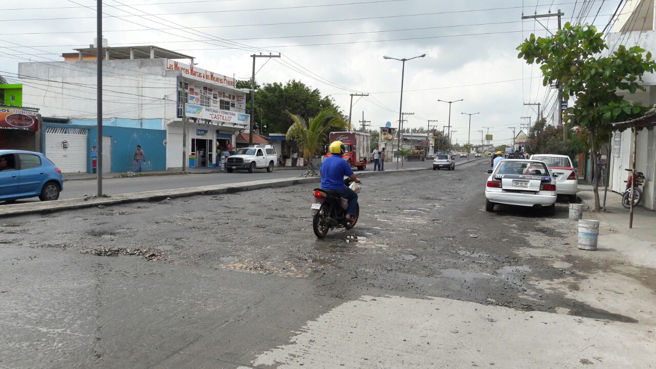 En Veracruz avenida JB Lobos Oriente, olvidada por actual administración