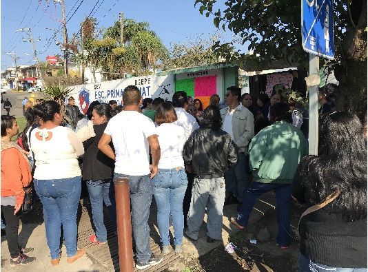 En Xalapa, padres de familia impiden acceso a directora de primaria