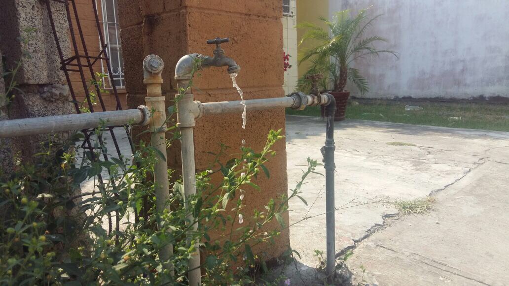 En Fraccionamiento Geo Villas de Veracruz, denuncian que el agua está saliendo sucia