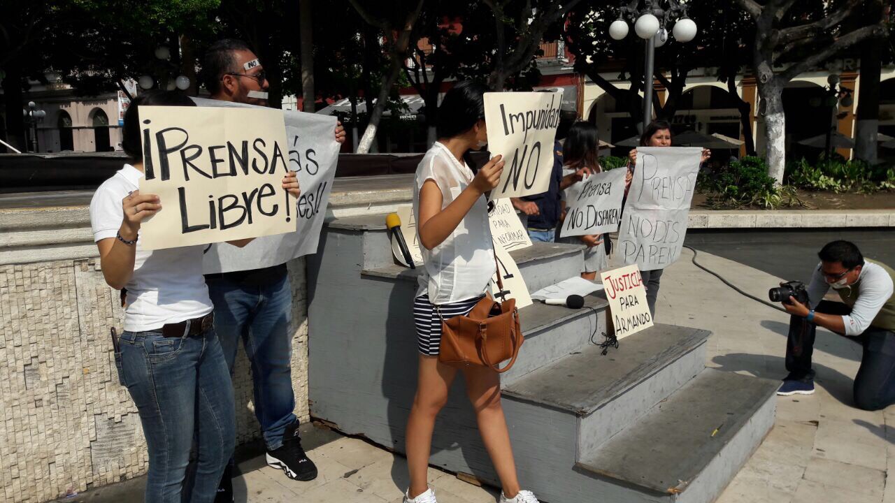 En Veracruz se manifiestan comunicadores en apoyo al periodista Armando Arrieta