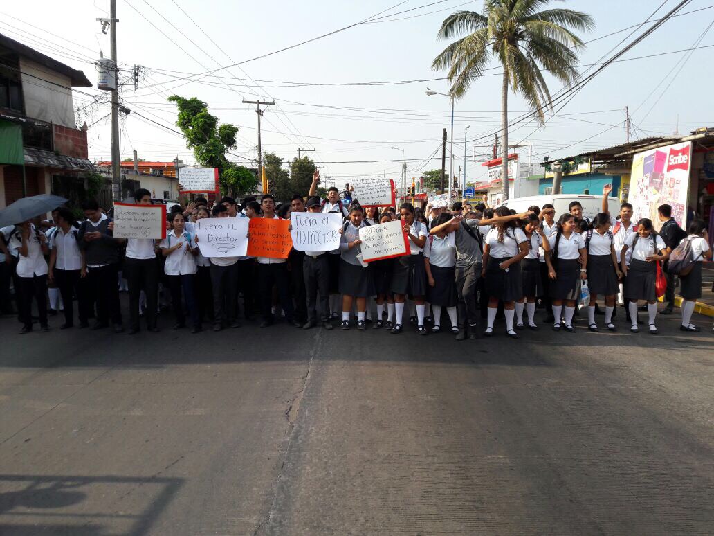 Estudiantes de CBTIS 190 de Boca del Río exigen destitución del director
