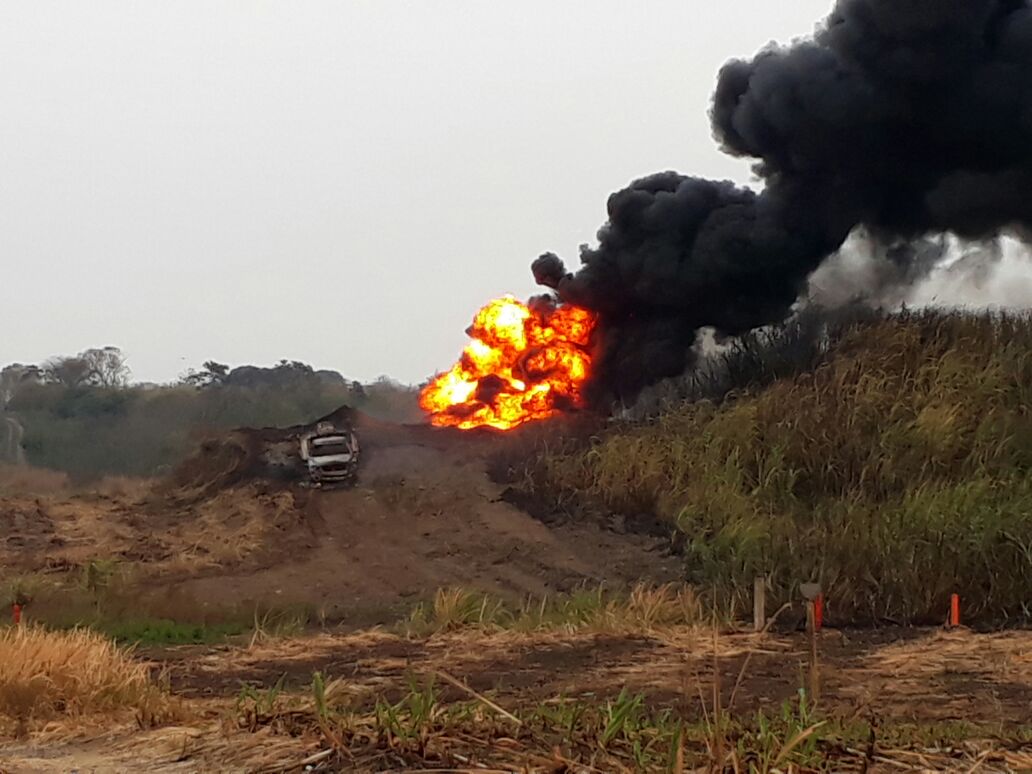Dos quemados en incendio de toma clandestina de PEMEX