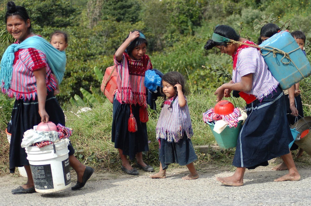 IVEA gestiona becas para niñas analfabetas que son madres solteras