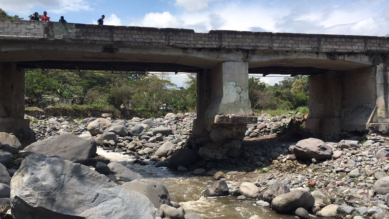 Habitantes de San Matías impiden el cierre del puente Los Mangos, afectado en sus cimientos