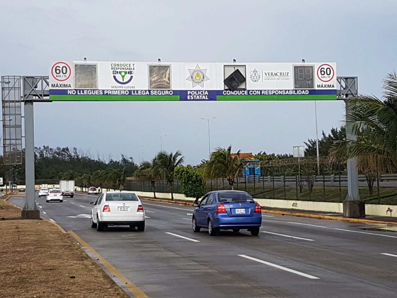 Atienden Bomberos de Veracruz daño en reductor de velocidad de la avenida Fidel Velázquez