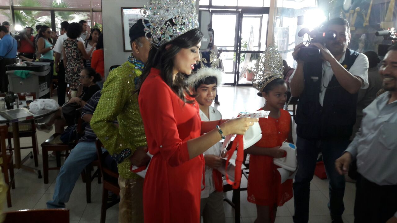 Corte Real del Carnaval de Veracruz 2017 «botea» para ayudar a la Cruz Roja