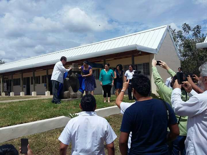 Entrega rectora constancia de acreditación a la Universidad Veracruzana Intercultural Sede Regional Las Selvas