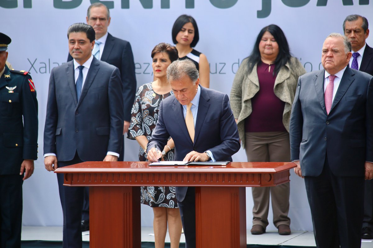 Firma el gobernador Yunes decreto para transparentar recursos públicos