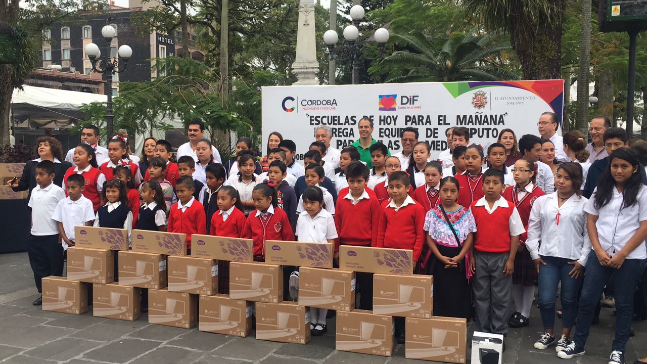 Entregan computadoras a primarias de Córdoba