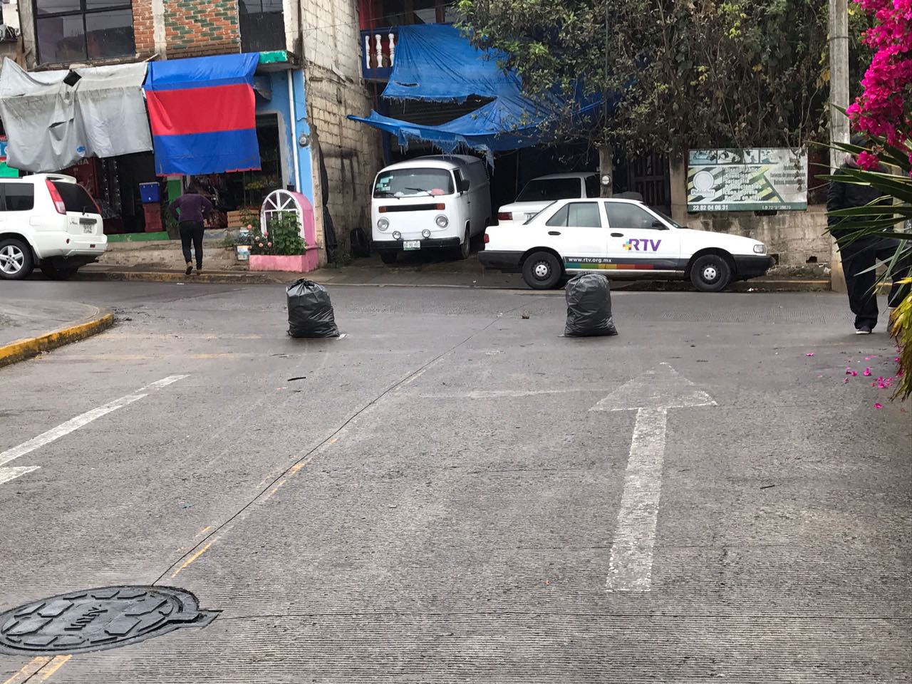 Vecinos de Casa Blanca bloquean calle para impedir instalación de antena de telefonía