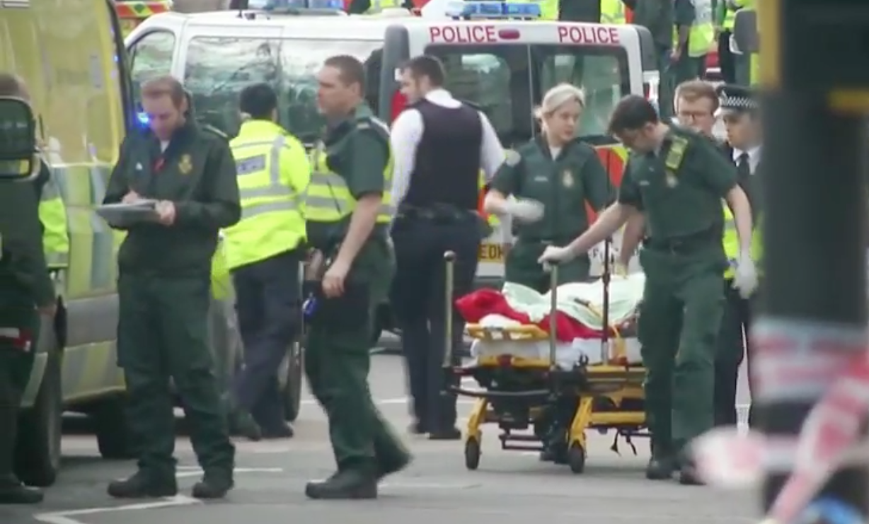 Ataque en el Parlamento británico; hieren a un policía y un auto arrolla a varias personas en el puente Westminster