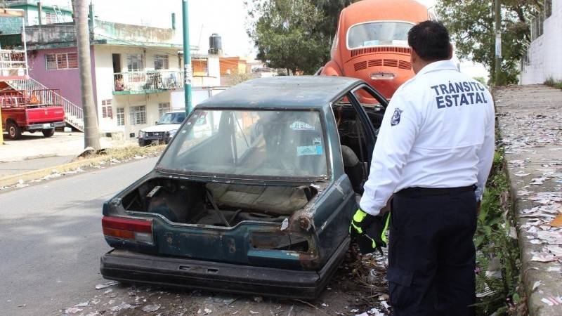 Dirección de Tránsito en Tuxpan lanza ultimátum para retirar «autos maceta»