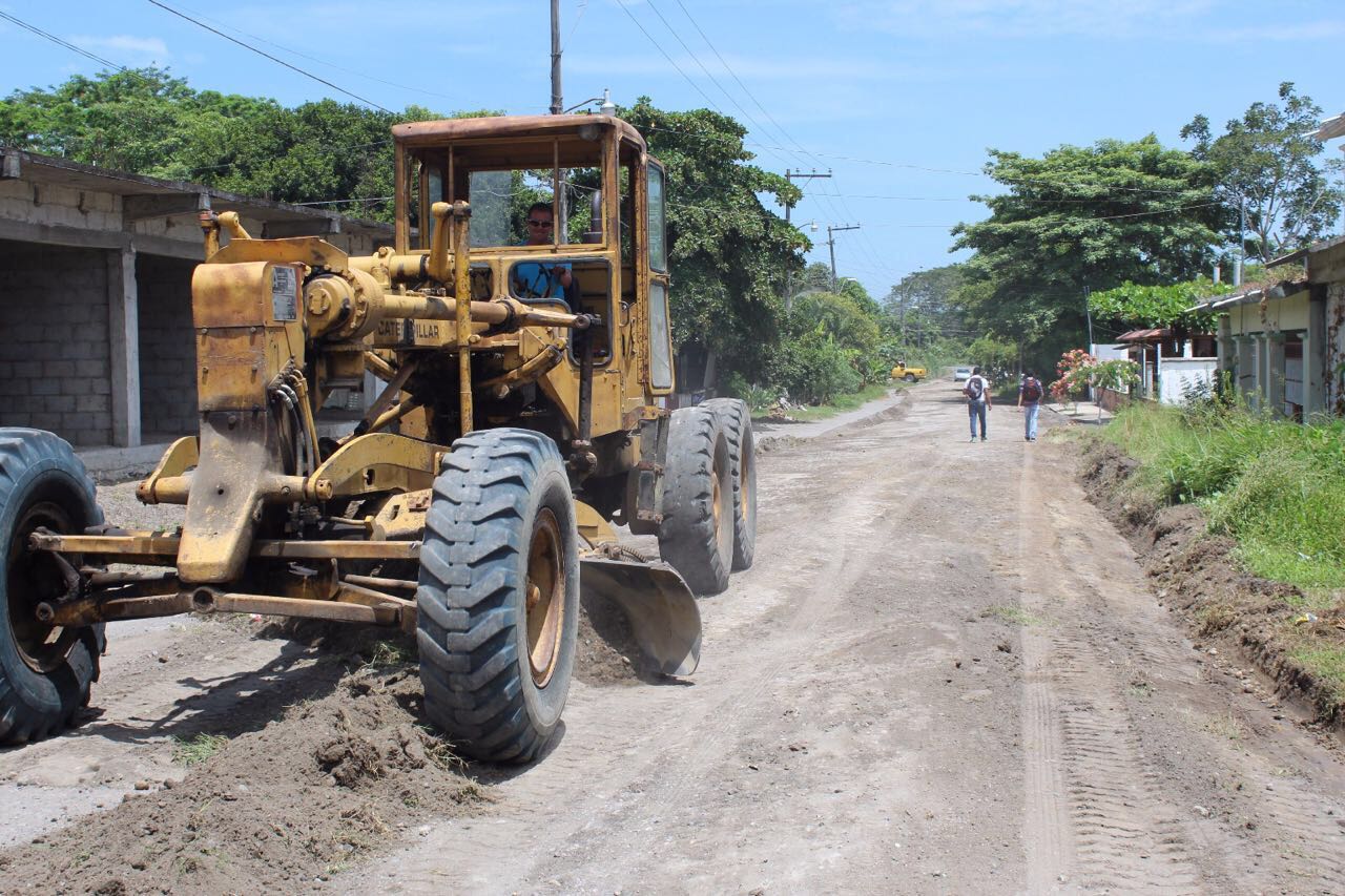 Rehabilitan caminos en la zona rural de Tierra Blanca