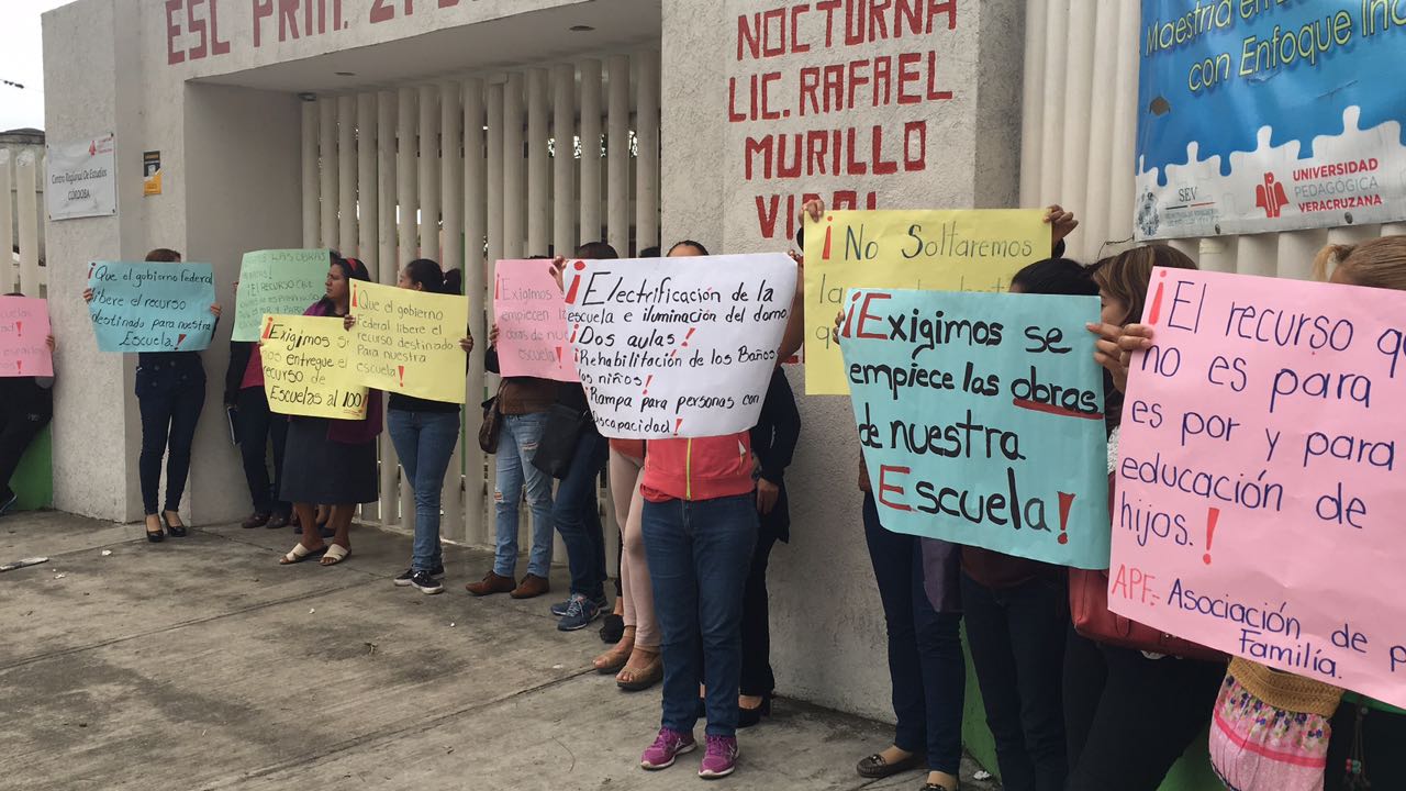 En Córdoba, padres de familia exigen recursos programa Escuelas al 100