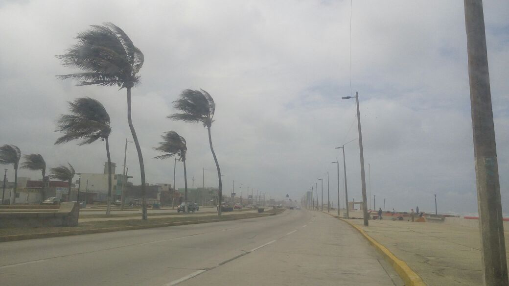 Domina cielo nublado con lloviznas dispersas; probable Surada en zona montañosa y costa