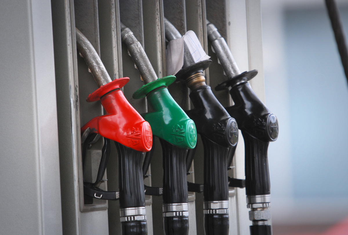 Riesgoso eliminar el cobro del impuesto a la gasolina: Justo Fernández