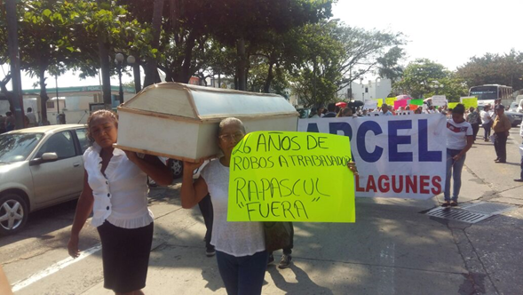 Familiares de trabajadores heridos de Tamsa realizan marcha pacífica