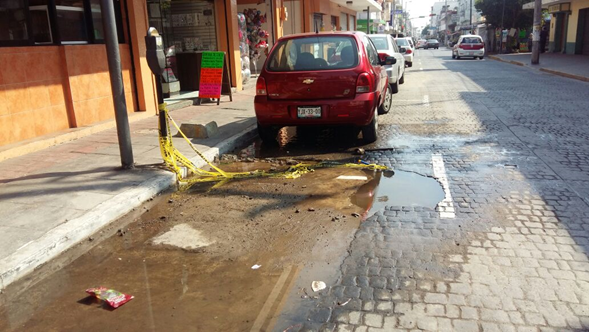 Fuga de agua en el centro de Veracruz ocasiona accidentes viales