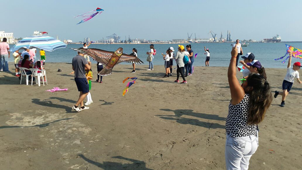 Fomentan valores familiares a través de la elaboración de papalotes