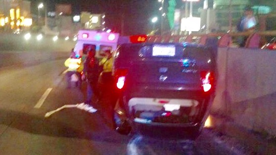 Vuelca auto en distribuidor vial Araucarias