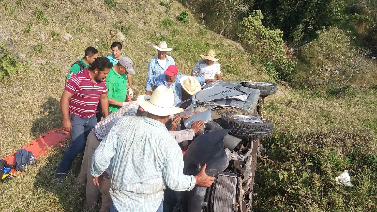 Dos lesionados por volcadura en El Lencero