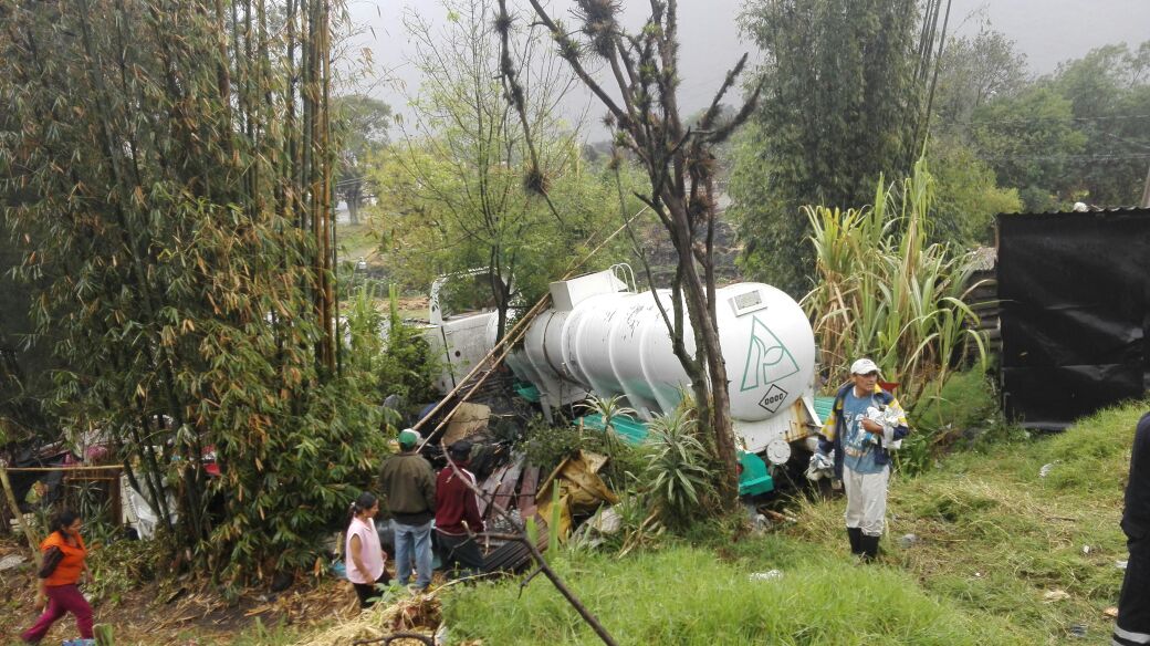 Tracto camión vuelca sobre viviendas en la autopista tramo Nogales – Ciudad Mendoza