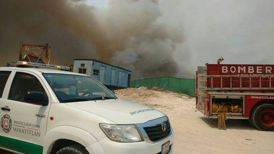 Reportan incendio de pastizales en la autopista Villahermosa-Minatitlán