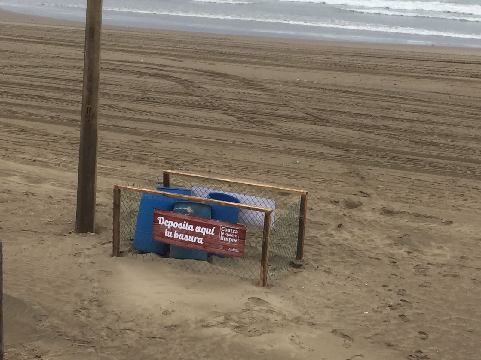 Invitan a utilizar contenedores de basura instalados en playas de Coatzacoalcos