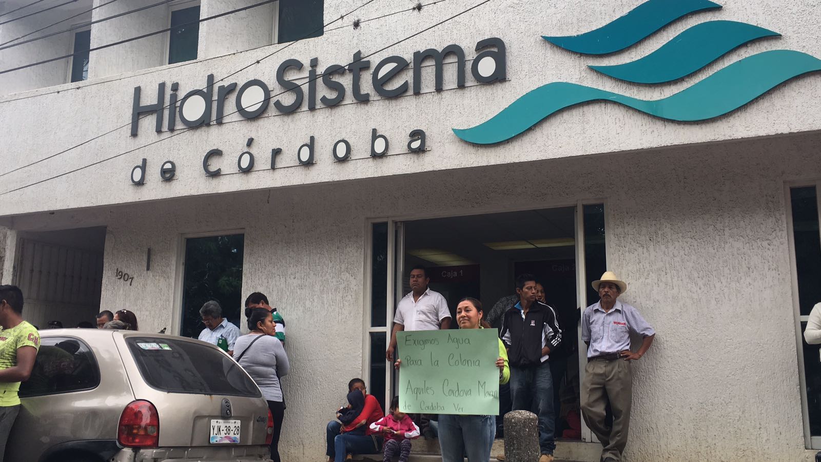 Toman oficinas de HidroSistema de Córdoba; exigen pipas de agua