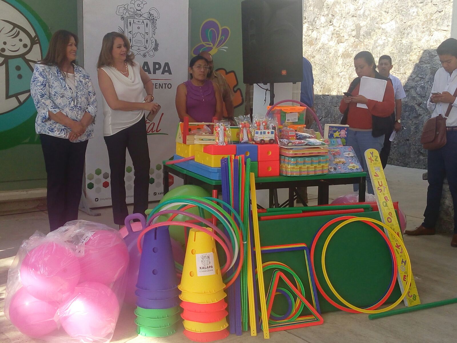 Alcalde de Xalapa entrega material didáctico a jardín de niños Narciso Mendoza