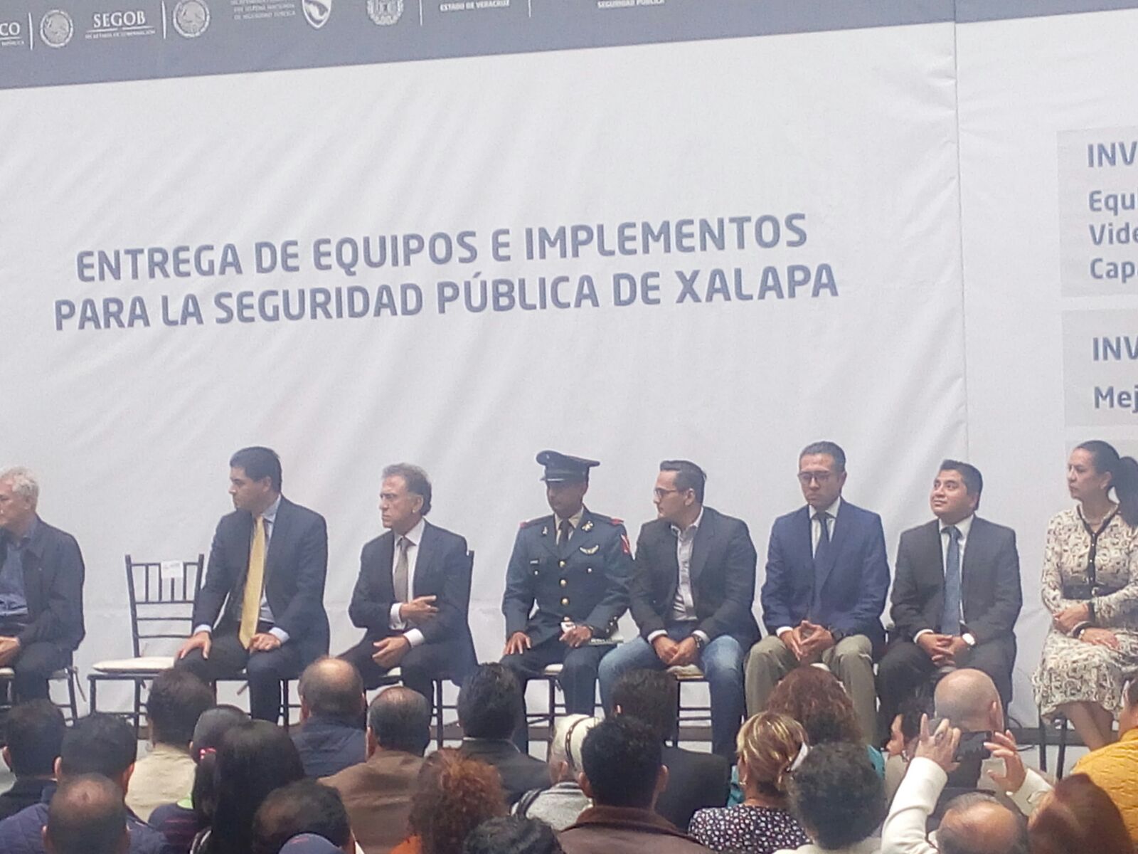 Gobernador Miguel Ángel Yunes entrega equipo a elementos de Seguridad Pública
